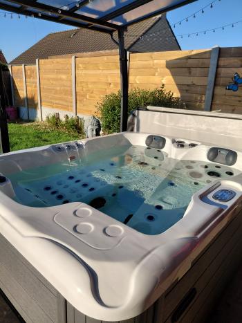 Spa Amalfi - 2 Places - Couleur de la cuve : Blanc Marbre - Jupe du Spa : PVC Gris