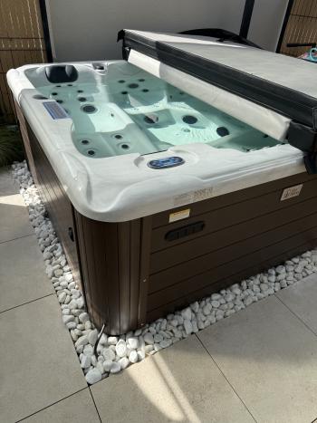Spa Portofino - 5 Personnes - Jupe du Spa : PVC Marron - Couleur de la cuve : Blanc Marbre
