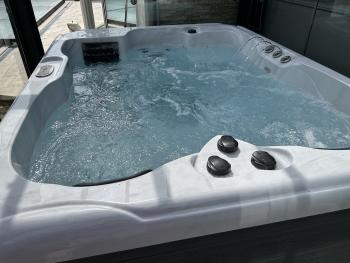 Spa Amalfi - 2 Places - Couleur de la cuve : Blanc Marbre - Jupe du Spa : PVC Gris