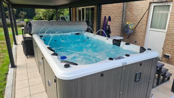 Spa de nage Aruba 5 places - Couleur de la cuve : Blanc Cristal - Jupe du Spa : PVC Gris