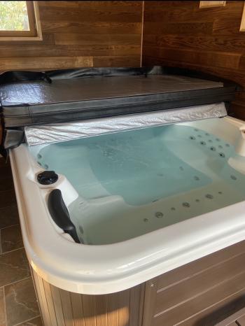 Spa Cuba - 5 Personnes - Jupe du Spa : PVC Marron - Couleur de la cuve : Blanc Cristal