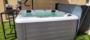 Spa Bahamas - 5 Personnes - Jupe du Spa : PVC Gris - Couleur de la cuve : Blanc Cristal