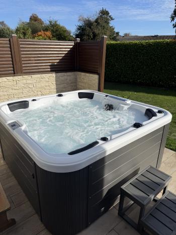 Spa Fidji - 6 personnes - Couleur de la cuve : Blanc Cristal - Jupe du Spa : PVC Gris