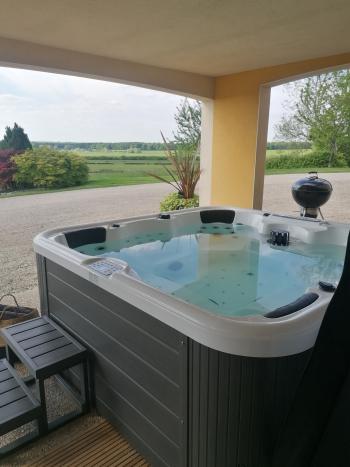 Spa Fidji - 6 personnes - Couleur de la cuve : Blanc Cristal - Jupe du Spa : PVC Gris